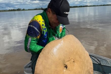 Cantor Sertanejo, Eduardo Costa, com arraia pescada em MT 