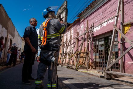 Equipes da defesa Civil, Iphan e Secretaria Municipal estudam demoli��o 