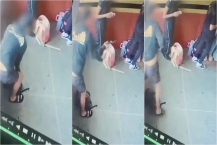 Momento em que estudante tira arma de brinquedo da mochila e a guarda na cintura 