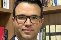 Entre o altar e a urna