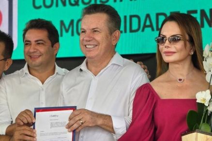 O governador Mauro Mendes e a primeira-dama Virginia em entrega de casas