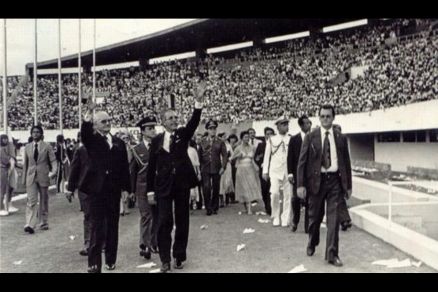Um dos presidentes durante a ditadura, Ernesto Geisel (a esquerda), acena ao p�blico durante a inaugura��o do Est�dio Verd�o, em Cuiab�, em 1976
