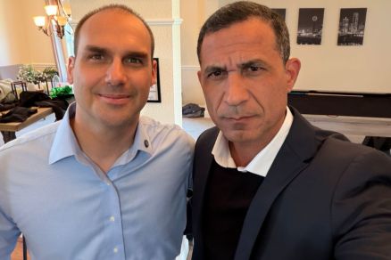 O deputado federal Coronel Assis e o ex-deputado federal Eduardo Bolsonaro