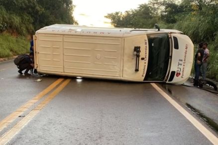 Ambul�ncia tombou as margens da BR-174 na tarde de s�bado (14)