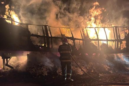 Momento em que bombeiros combatem inc�ndio na BR-070