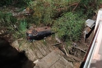 Idoso perde controle de carro e cai em c�rrego em Cuiab�; v�deo