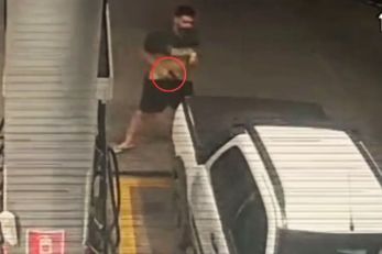 C�mera flagra policial penal amea�ando frentista com arma 