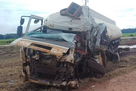 Motorista morreu ainda no local do acidente; cabine ficou destru�da 