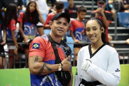 O t�cnico Euz�bio Gomes e as atletas Jheniffer Cristina Dourado e as irm�s, Yasmin Figueiredo Cruz e Geovanna Figueiredo Cruz