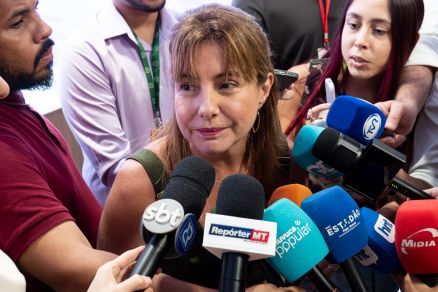 A prefeita de V�rzea Grande, Fl�via Moretti, que se diz pressionada a autorizar o aumento 