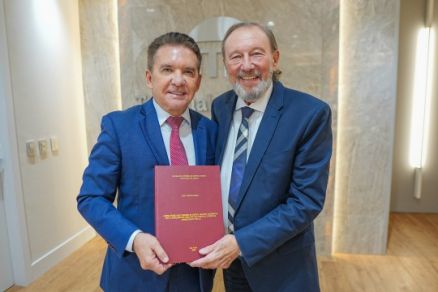 Conselheiro Jos� Carlos Novelli entregou tese qualificada de doutorado ao presidente S�rgio Ricardo