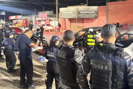 Policiais durante opera��o da Lei Seca em VG 