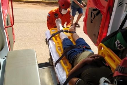 Momento em que uma das v�timas � socorrida pelo Corpo de Bombeiros 