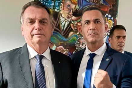 O deputado federal Coronel Assis ao lado do ex-presidente, Jair Bolsonaro