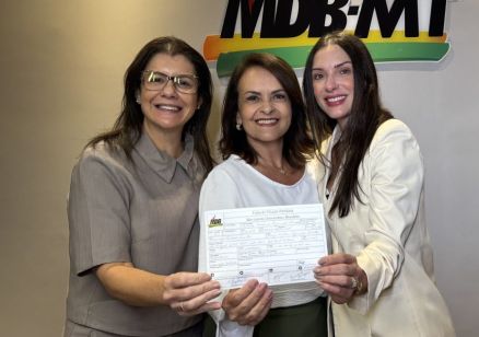 Deputada Janaina e a nova filiada,a presidente do CRO, W�nia Figueiredo Dantas (centro)