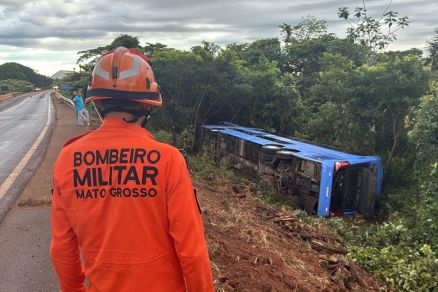 �nibus da empresa �xito saiu da pista em uma curva na BR-158, pr�ximo ao C�rrego Zacarias, em Barra do Gar�as 