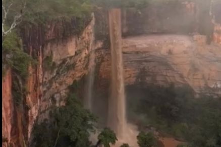 Cachoeira V�u de Noiva volta a registrar intenso volume de �gua em Chapada 