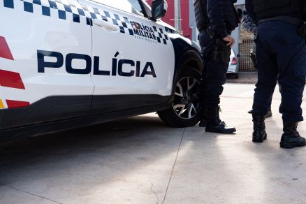 Viatura da Pol�cia Militar; v�tima fugiu e pediu socorro a vizinhos 