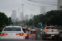 Buracos na pista e desaten��o aumentam riscos na chuva: �Caos total�