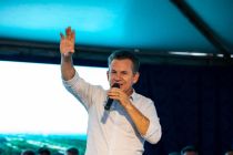 Governo investe em reforma de pra�a, asfaltamento e transporte escolar