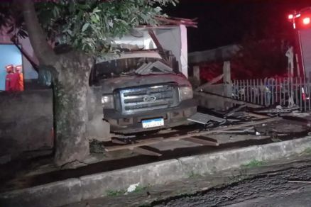 Ve�culo invadiu resid�ncia em Tangar� da Serra