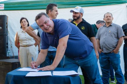 Deputado Max Russi assina autoriza��o de obras em Santo Ant�nio do Leste