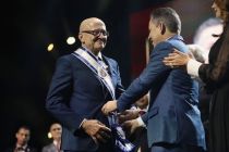 Mendes passa a faixa e oficializa Pivetta no comando do Estado