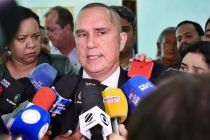 Ti�o renuncia e afirma que crise come�ou "na lua de mel"; veja