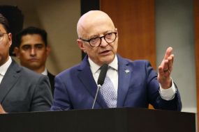 Pivetta chora, elogia Mendes e diz que foi eleito para �mudar MT�