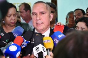 Ti�o renuncia e afirma que crise come�ou 