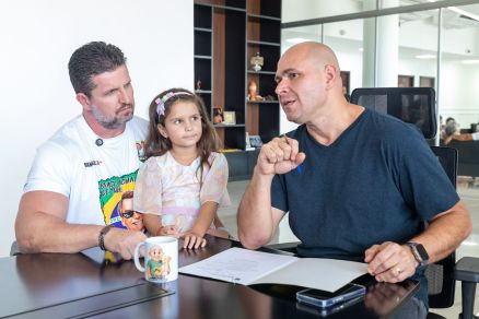 O prefeito Abilio Brunini e o vereador Rafael Ranalli, autor do projeto