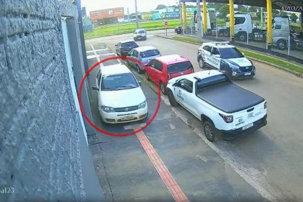 Momento em que ve�culo dos suspeito trafega na contra m�o em persegui��o 