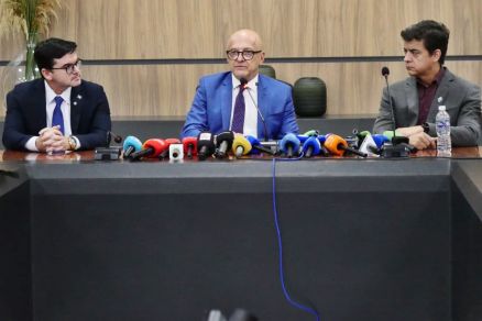 O governador Otaviano Pivetta (ao centro) com os secret�rios da Sefaz, F�bio Pimenta (� esquerda) e da Sa�de, Juliano Mello (� direita)