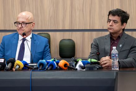 O governador Otaviano Pivetta nesta quarta (1�), ao lado do novo secret�rio de Sa�de, Juliano Mello