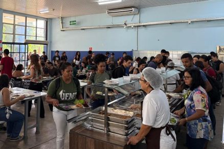 A fila no Restaurante Universit�rio da UFMT