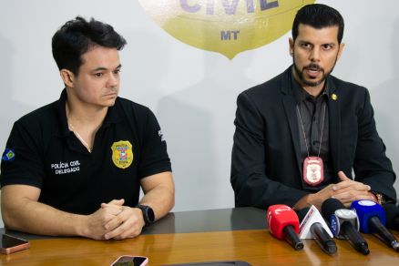 O delegado Igor Sasaki (esquerda) e Gustavo Bel�o (direita), ambos da Ger�ncia de Combate ao Crime Organizado (GCCO)