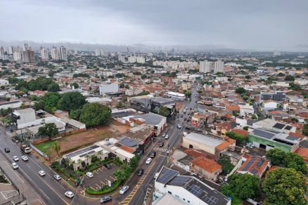 Capital amanheceu sob chuva nesta sexta-feira (10) e tem alerta de tempestade do Inmet