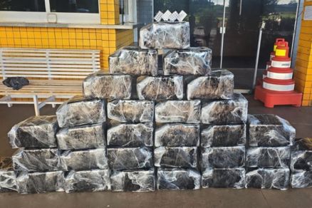 Os 32 fardos de coca�na apreendidos pela PRF em Jata� (GO) na manh� desta quinta-feira (9)