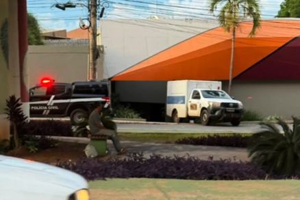 Equipes da Politec e da Pol�cia Civil trabalham na �rea externa do motel durante o registro da ocorr�ncia