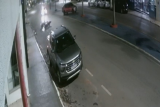 Motociclista bate em carro estacionado e morre em MT; v�deo