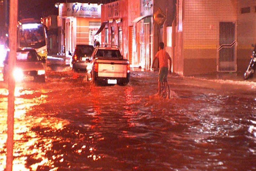 MidiaNews Chuva forte alaga residências e bairros