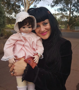 mulher e boneca
