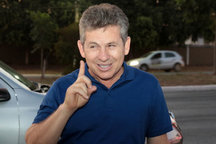 Mauro Mendes dedo pra cima