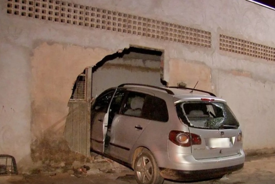 Midianews Motorista Bêbada Bate Carro Em Muro E Invade Casa Na Capital