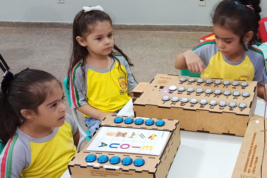 MidiaNews Estudantes da UFMT criam materiais didáticos para alunos especiais MidiaNews Estudantes da UFMT criam materiais didáticos para alunos especiais
