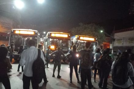 midianews grupo protesta e impede passagem de nibus na midianews grupo protesta e impede passagem de nibus na