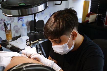 Thainara Petini, tatuadora