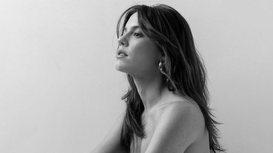 MidiaNews | Alice Wegmann posa nua em preto e branco e causa comoção