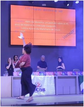 Let&Atilde;&shy;cia Markmann vibra no palco da premia&Atilde;&sect;&Atilde;&pound;o