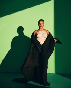 Ludmilla vestindo a capa edredom de tricoline preto, de Felipe Fanaia, para a Glamour Brasil